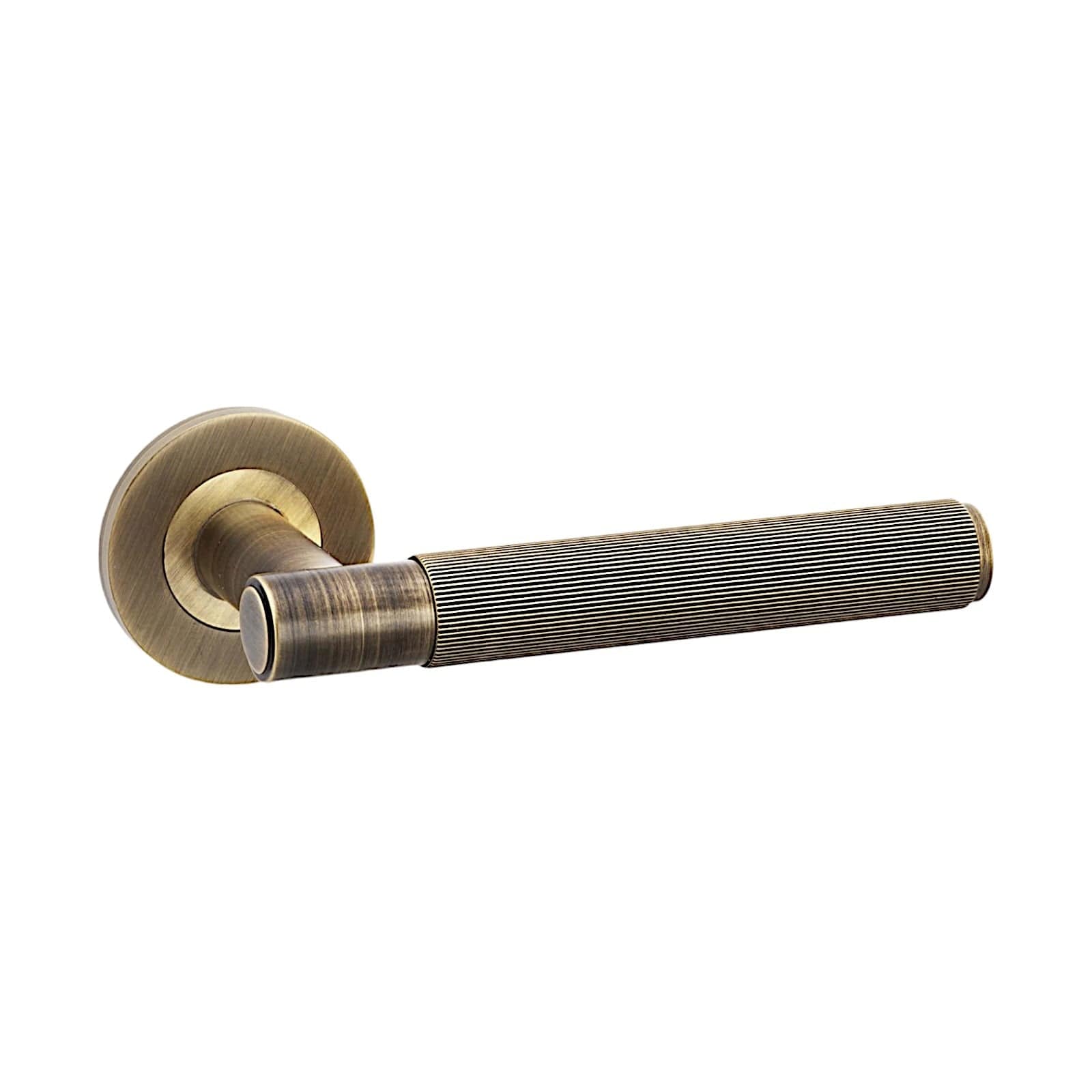 Spitfire Reeded | Dörrhandtag i Antik Mässing - med lack