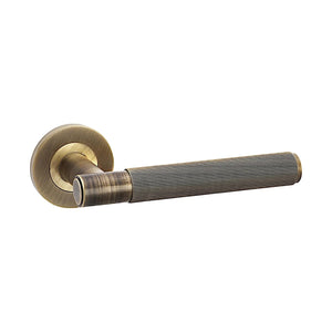 Spitfire Reeded | Dörrhandtag i Antik Mässing - med lack