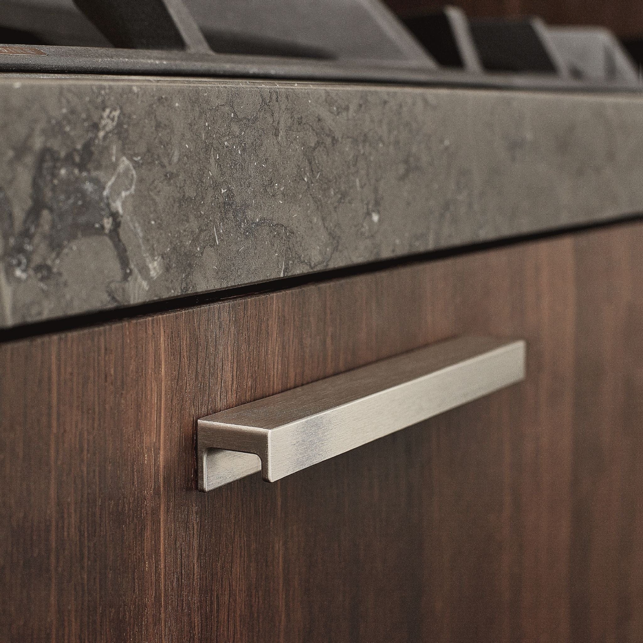 Station | Greb i Rustfrit Stål Finish Furnipart FINICC