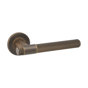Kingston Reeded | Dörrhandtag i Antik Mässing
