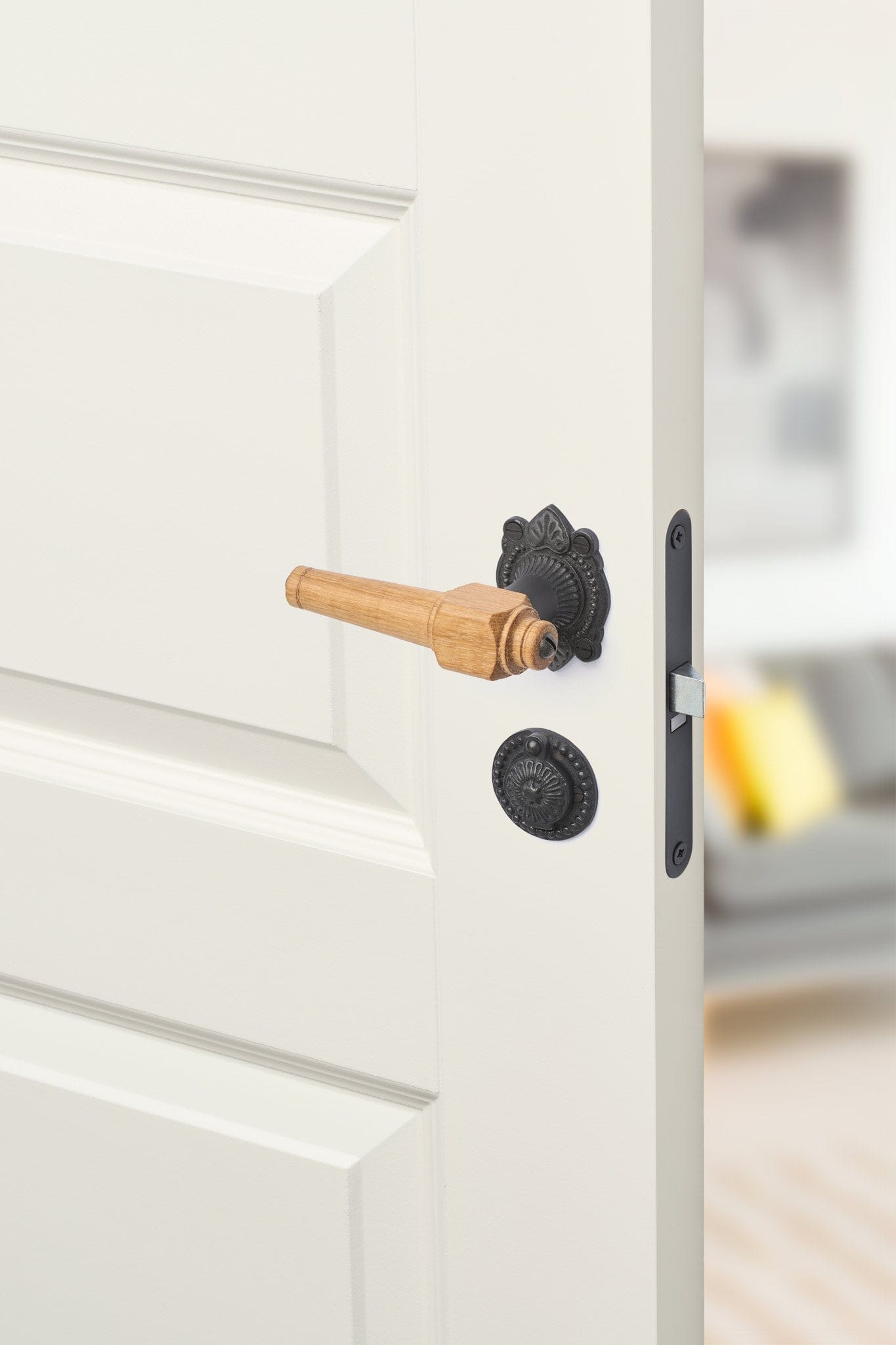 Svanemølle | Dørhåndtag i Egetræ med almue rosetter og nøgleskilte i Sort Oxideret Messing L 111 mm (C/C 30 mm) Sibes SM-EN-1670-OX FINICC