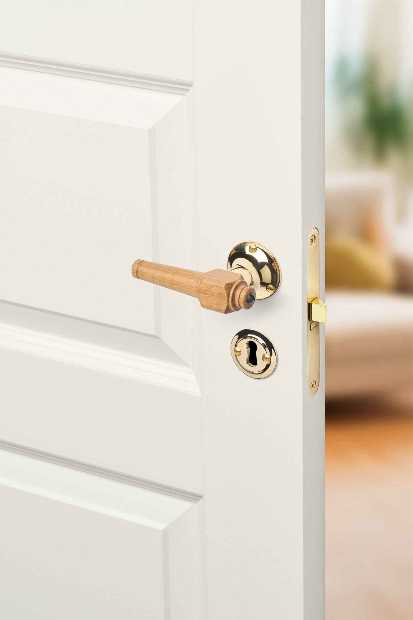 Svanemølle | Dørhåndtag i Egetræ med klassiske rosetter og nøgleskilte i Blank Messing uden Lak L 111 mm (C/C 30 mm) Sibes SM-EN-1770-MPU FINICC