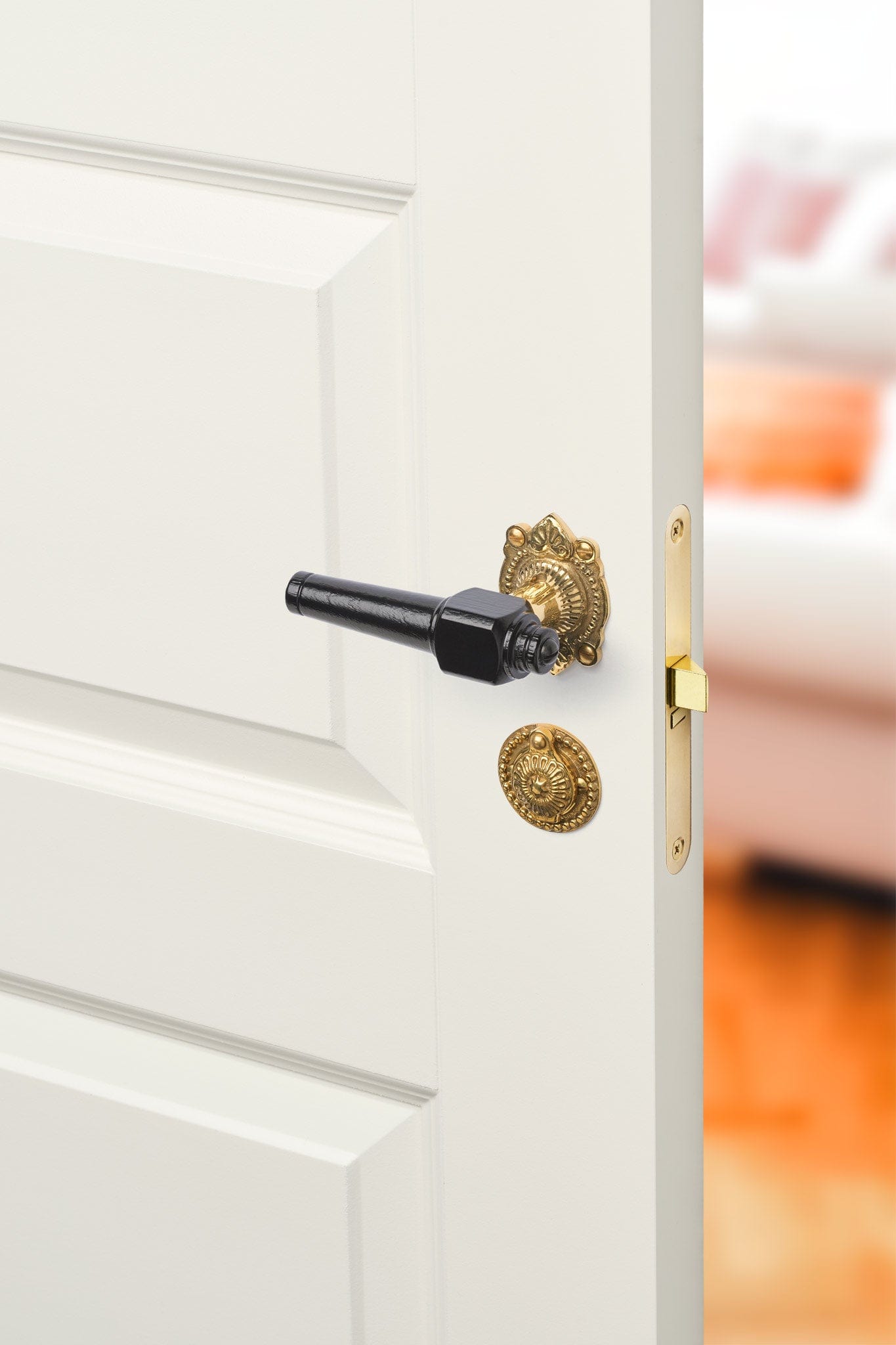 Svanemølle | Dørhåndtag i Sortlakeret træ med almue rosetter og nøgleskilte i Blank Messing uden Lak L 111 mm (C/C 30 mm) Sibes SM-SO-1670-MPU FINICC