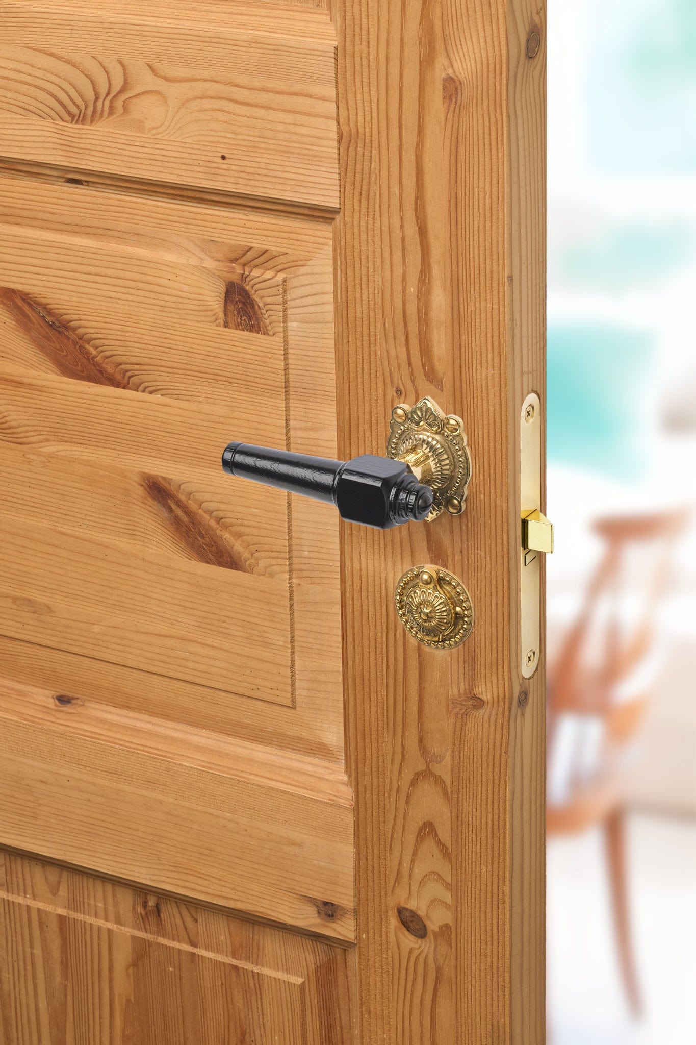 Svanemølle | Dørhåndtag i Sortlakeret træ med almue rosetter og nøgleskilte i Blank Messing uden Lak L 111 mm (C/C 30 mm) Sibes SM-SO-1670-MPU FINICC