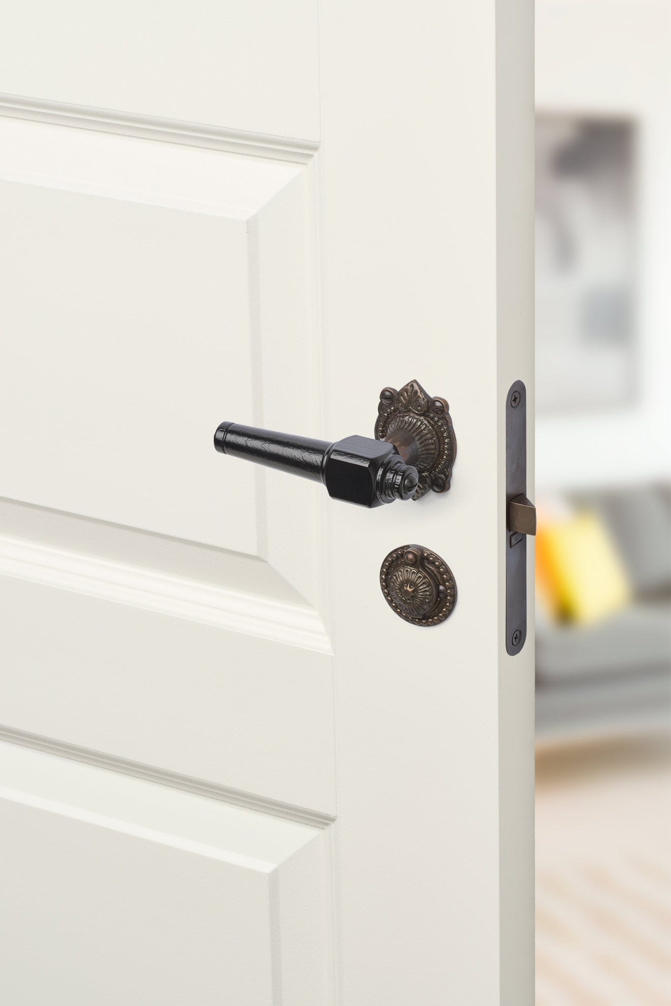 Svanemølle | Dørhåndtag i Sortlakeret træ med almue rosetter og nøgleskilte i Bruneret Messing L 111 mm (C/C 30 mm) Sibes SM-SO-1670-BB FINICC