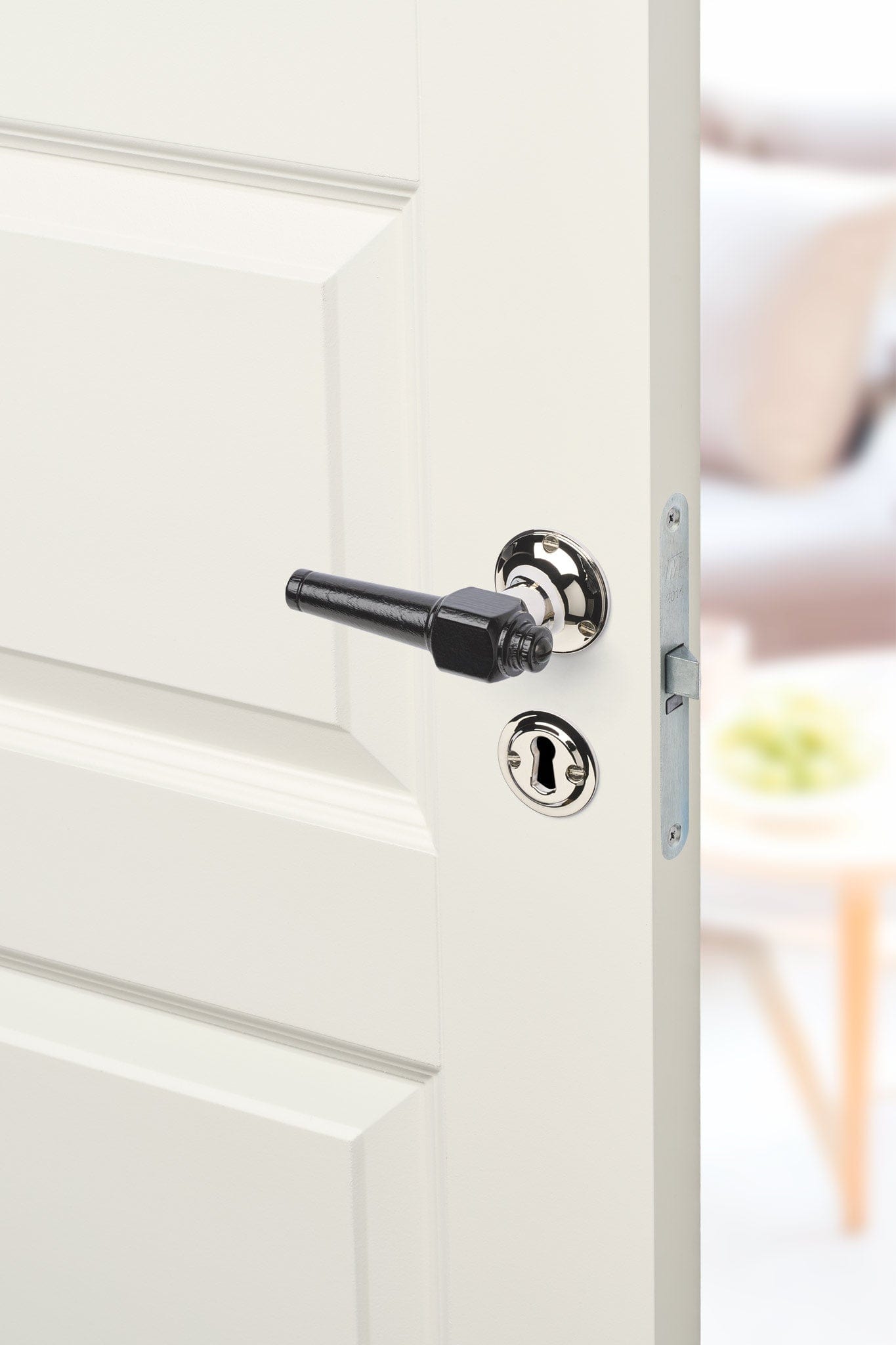 Svanemølle | Dørhåndtag i Sortlakeret træ med klassiske rosetter og nøgleskilte i Blank Nikkel L 111 mm (C/C 30 mm) Sibes SM-SO-1770-NI FINICC