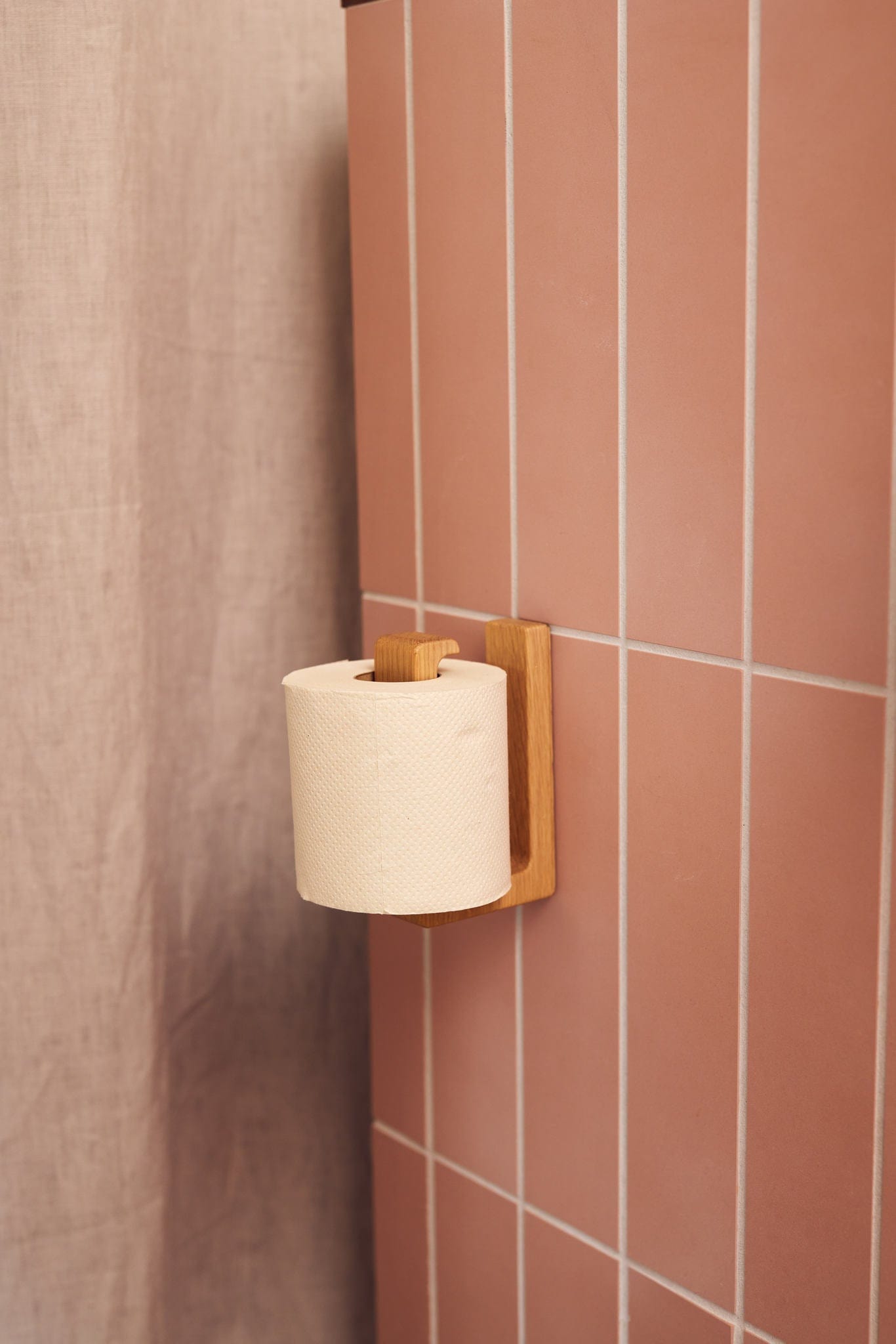 Toilet T | Toalettpappershållare i Ek