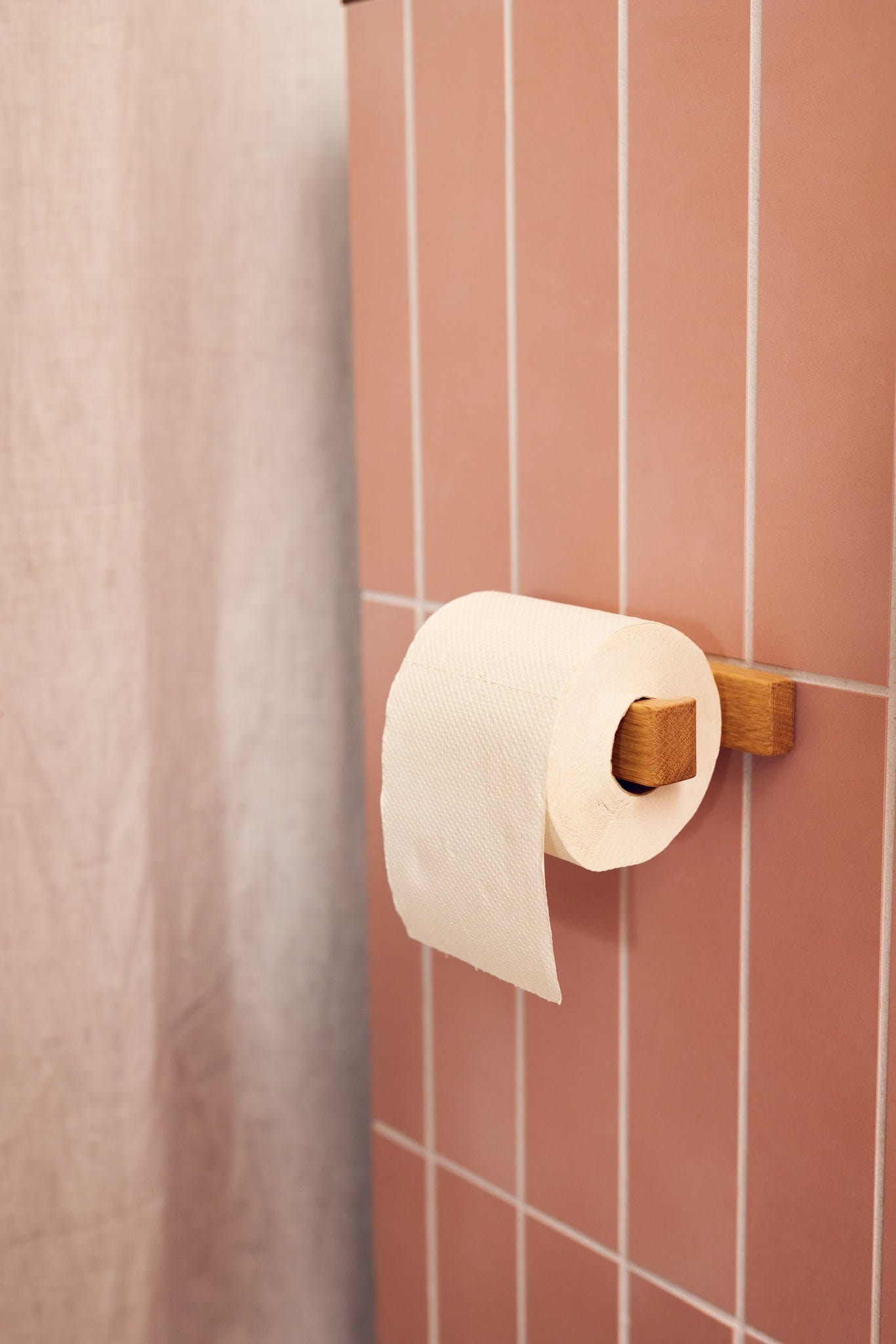 Toilet T | Toalettpappershållare i Ek