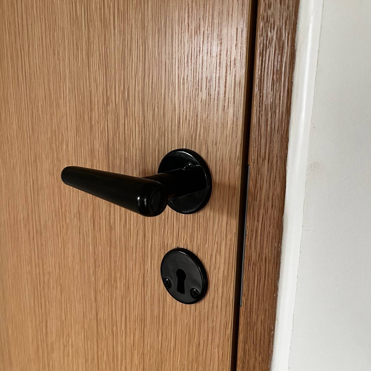 Torpedo | Dørhåndtag i Sort Bakelit inkl nøgleskilte (nye døre) L 95 mm (C/C 30 mm) Sibes KC-200485 FINICC