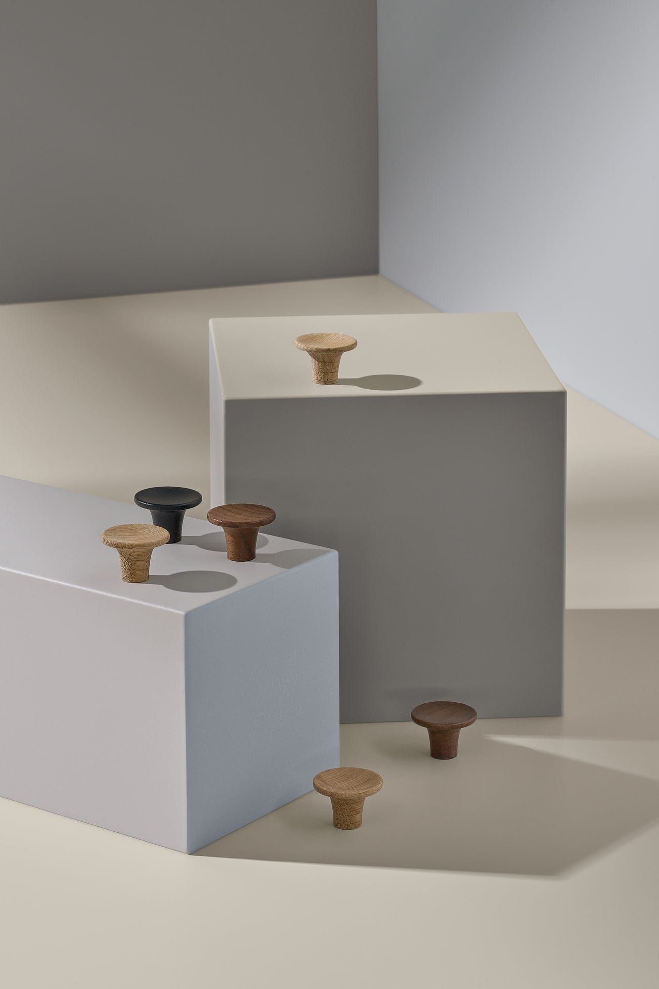 Tuba | Møbelknop eller Knage i Lakeret Valnød Ø 28 mm x D 19 mm Vonsild VS-109120028-292 FINICC