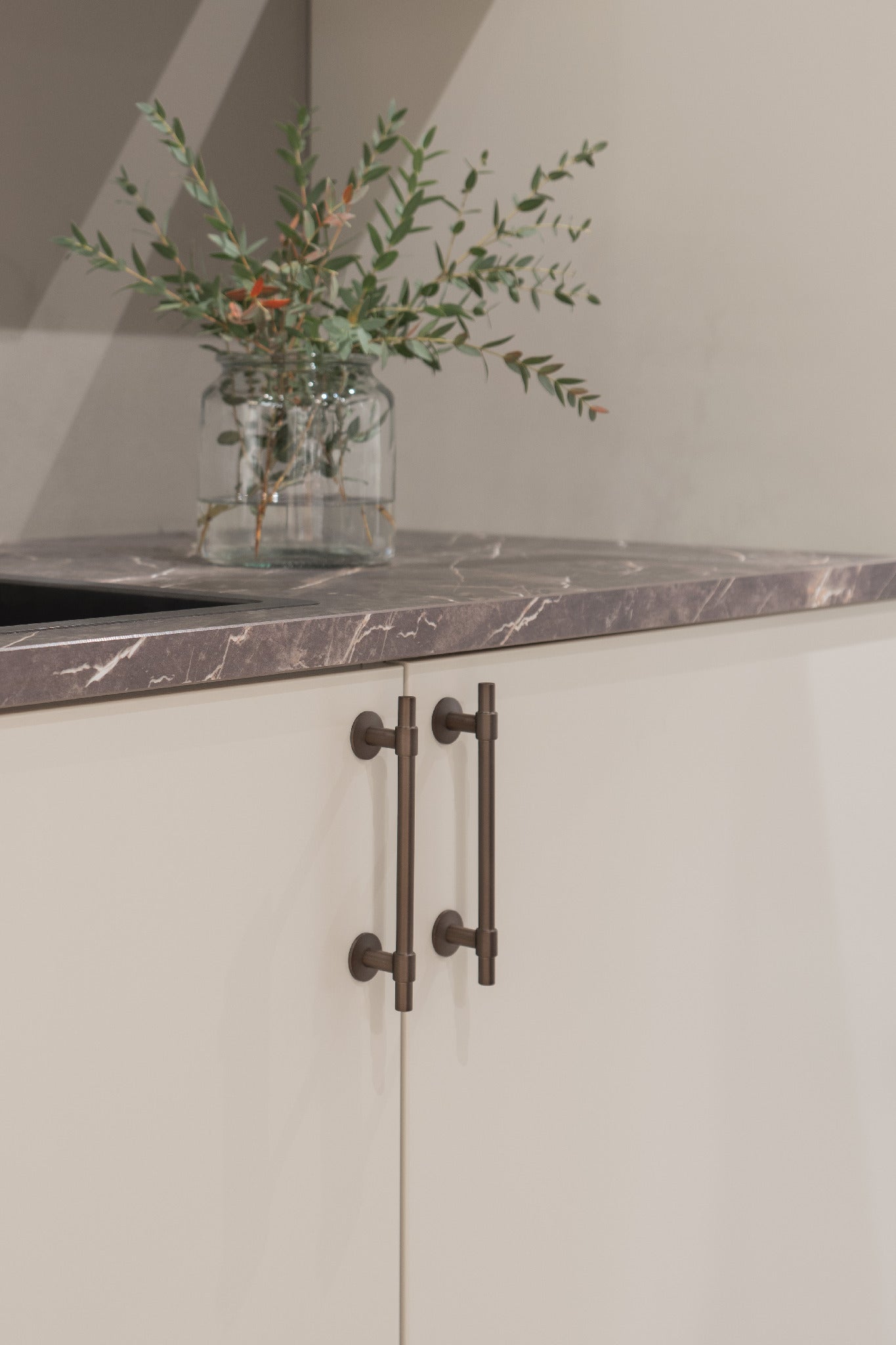 Uniform | Greb i Bruneret Messing med Lak L 178 mm (C/C 128 mm) Beslag Design 343305-11 FINICC