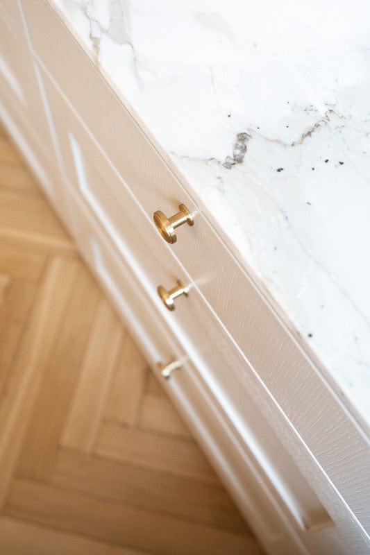 Uno | Knop i Børstet Messing uden Lak Ø 30 mm x D 25 mm Beslag Design 343312-11 FINICC