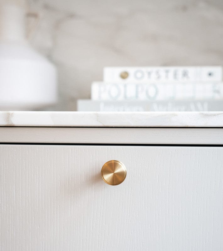 Uno | Knop i Børstet Messing uden Lak Ø 30 mm x D 25 mm Beslag Design 343312-11 FINICC